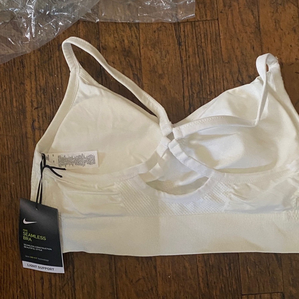 Nike Women's Seamless Sports Bra - Cream